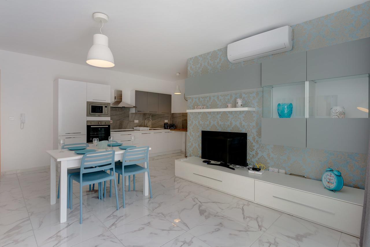 Luxury 2 Bedroom Apartment By The Sea Qawra Exterior photo
